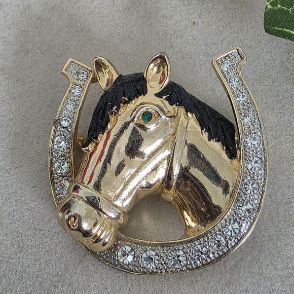Vintage 80s Equestrian Horse with Horseshoe Brooch Pin - Picture 3 of 8